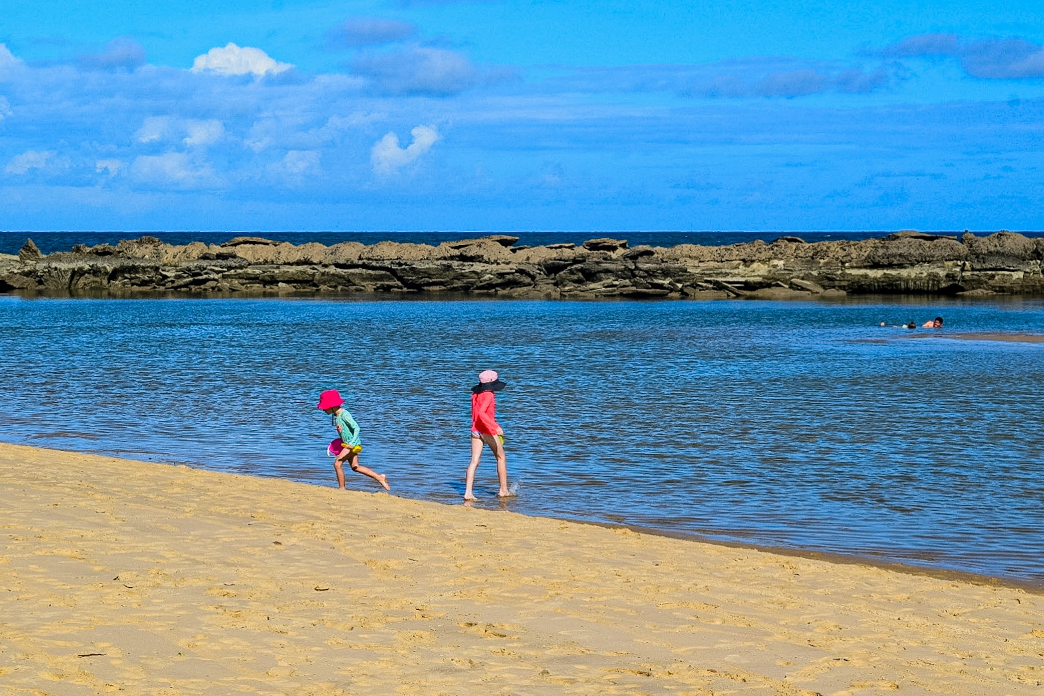 Crianças brincando na Praia de Camuripim Crianças brincando na Praia de Camuripim