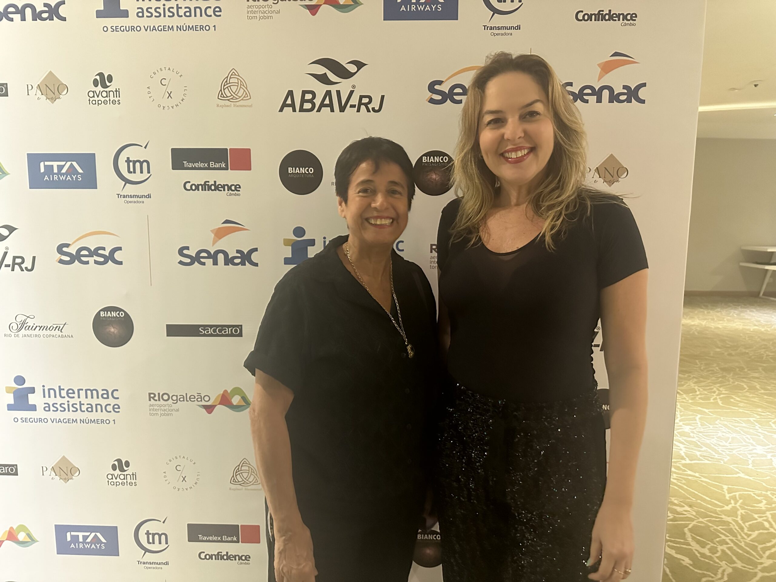 Cristina Fritsch, da Carnaval Turismo, com a delegada da DEAT RJ, Dra. Patrícia Alemany