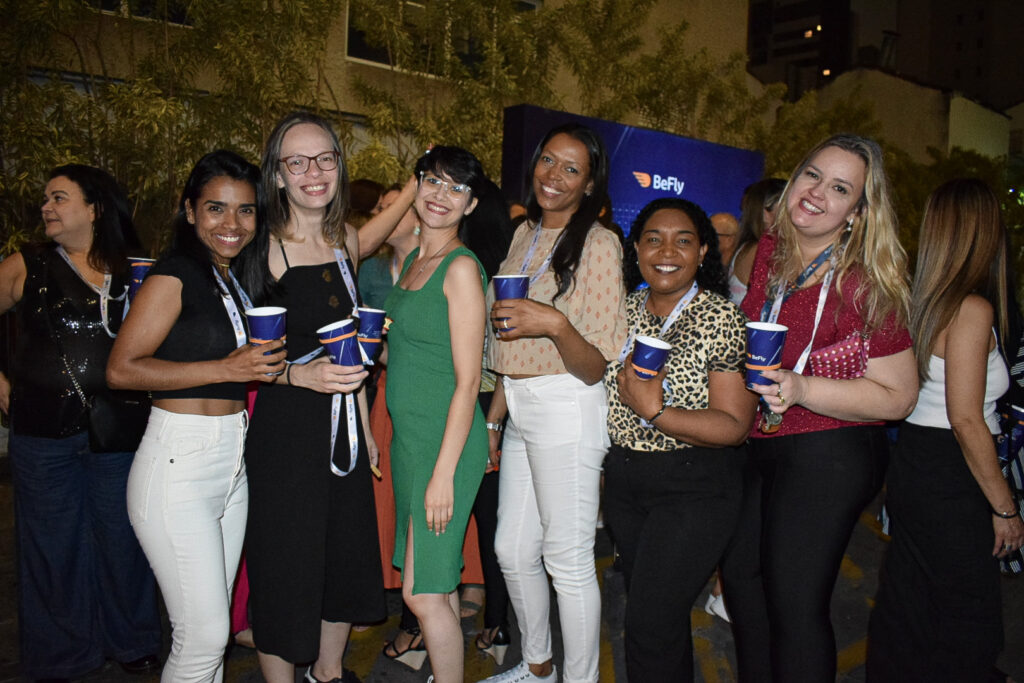 Colaboradores da Befly na fila para o registro de sua presença no mural fotográfico