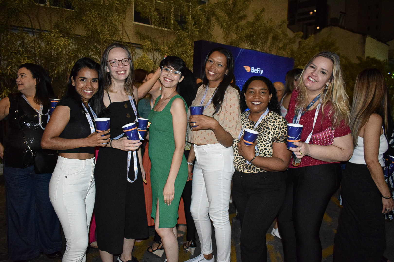 Colaboradores da Befly na fila para o registro de sua presença no mural fotográfico