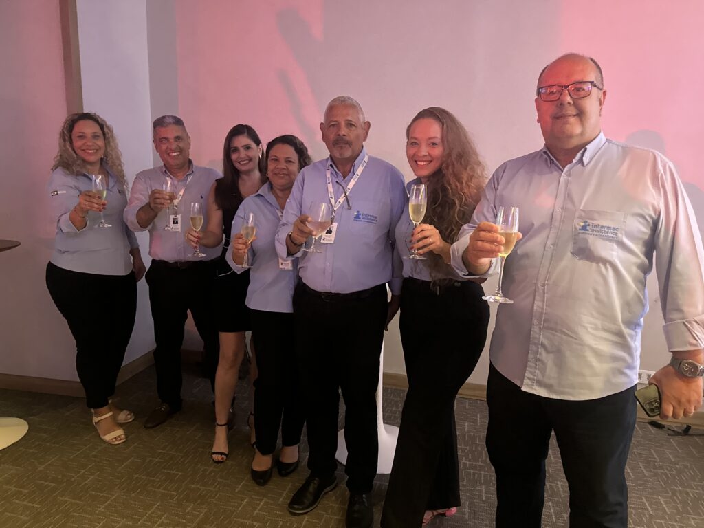 Equipe da Intermac brindando aos 70 anos da Abav-RJ