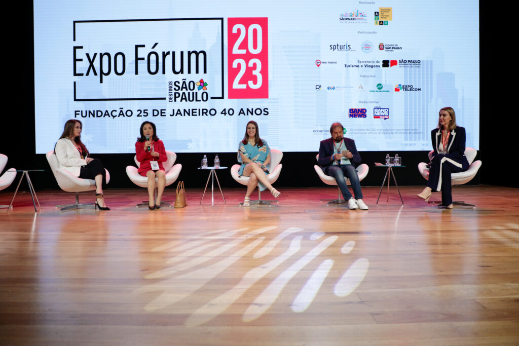 Fernanda Herbella, da Deatur SP, Chieko Aoki, da Blue Tree, Juliana Assumpção, da Abav-SP | Aviesp, Guilherme Paulus, da CVC Corp, e Luciane Leite, secretária executiva de Turismo de São Paulo