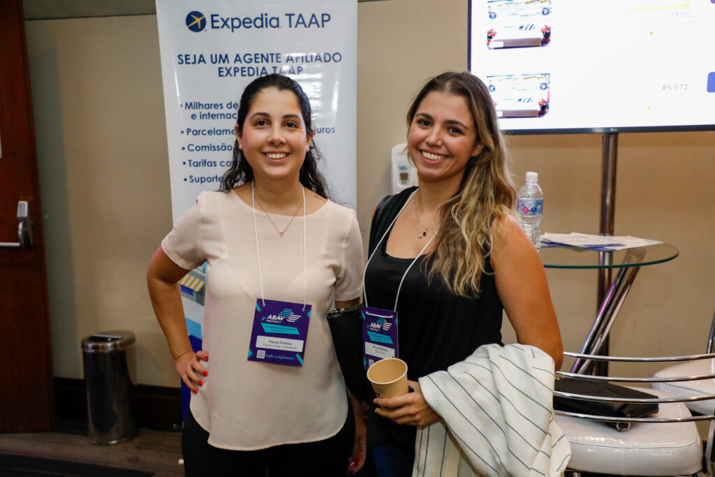 Flávia Fortino, da Expedia Taap, e Bruna Santos, da Estar Travel