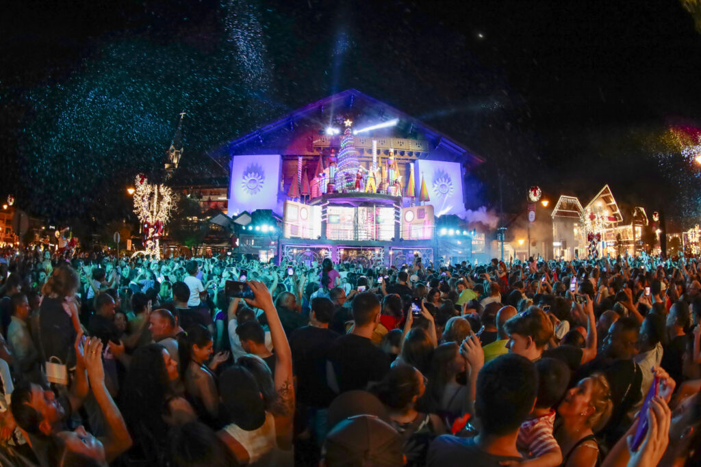 Foto Acendimento das Luzes.centro lotado.foto Cleiton Thiele Veja a programação do Natal Luz de Gramado no fim de semana do Réveillon