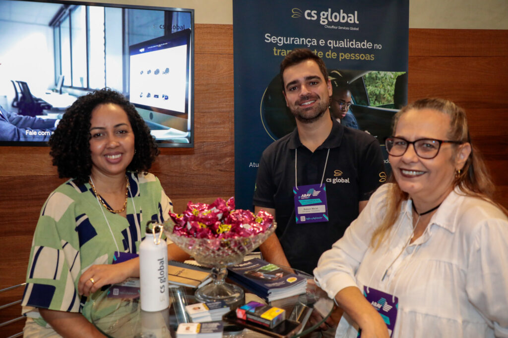 Gislaine Matias, e Robson Maciel, da CS Global, com Janette Mohannak, da Janette Viagens e Turismo