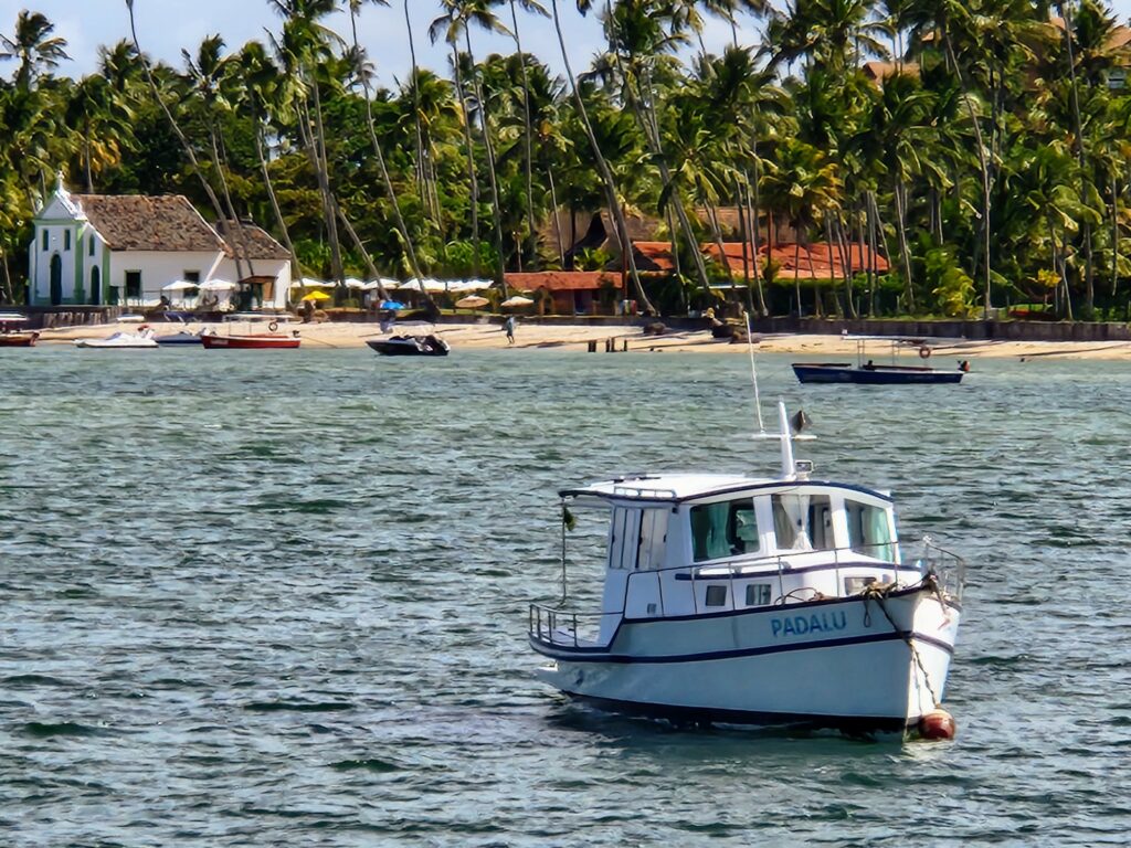 Grande movimento de embarcações próximo à capéla de São Benedito