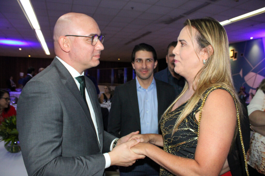 Henrique Severien, presidente da ABIH-DF, com Celina Leão, vice-governadora DF