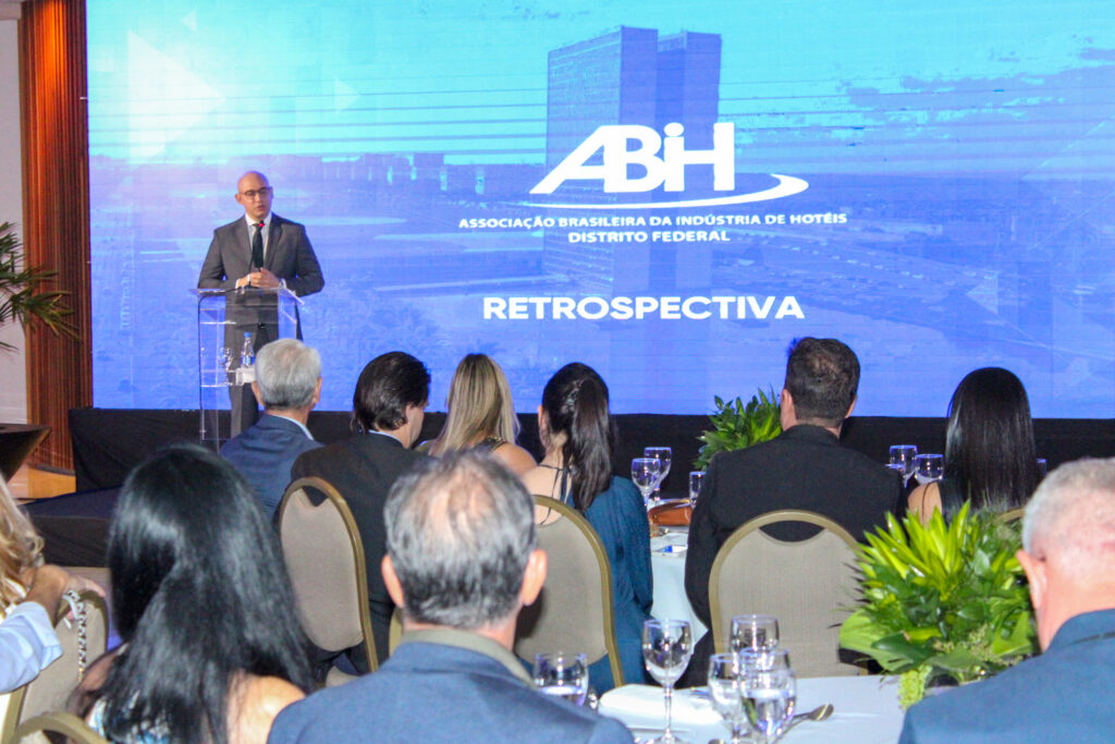 Henrique Severien, presidente da ABIH-DF durante evento_