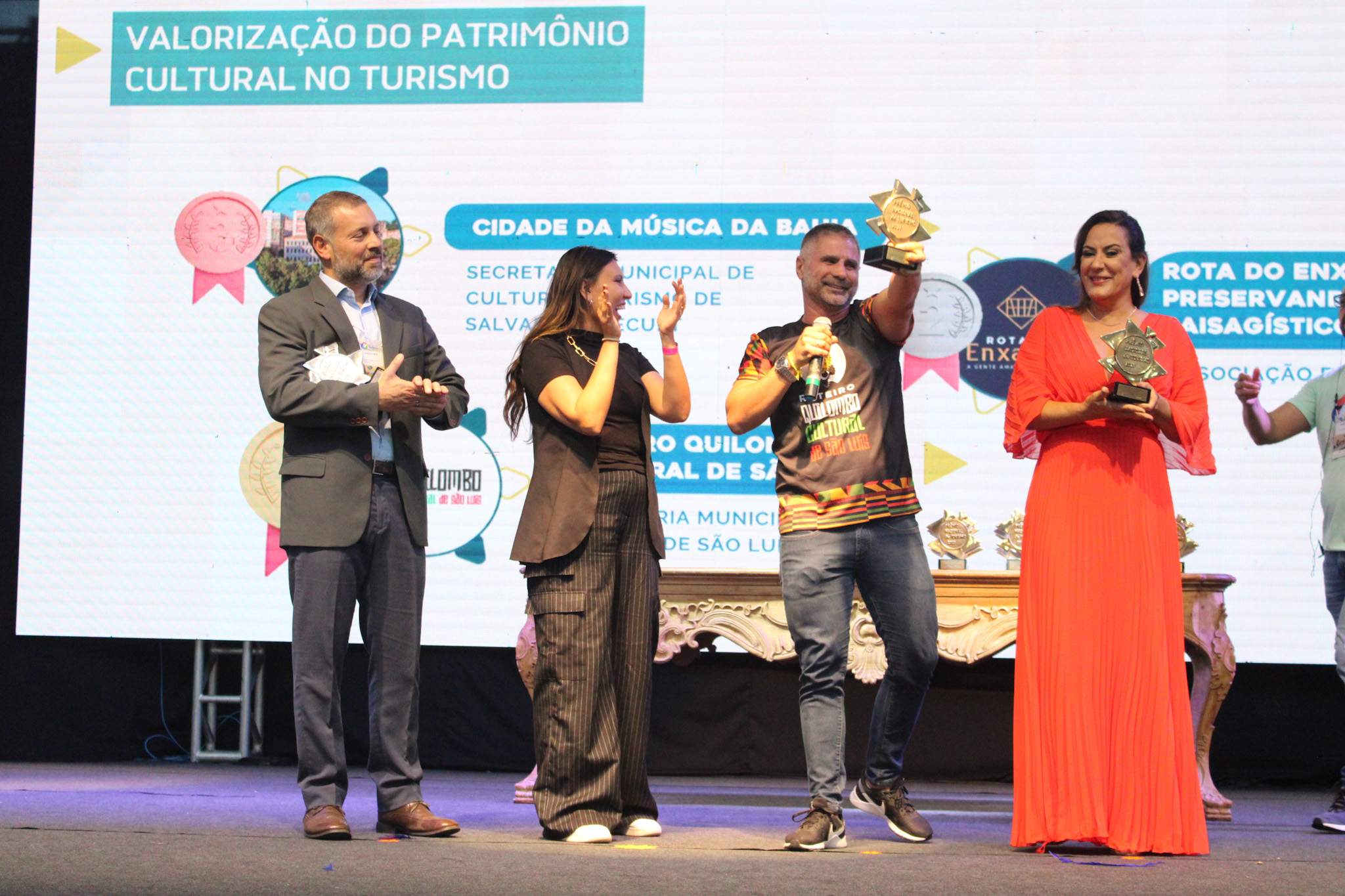 Saulo Santos recebe o prêmio Saulo Santos recebe o prêmio