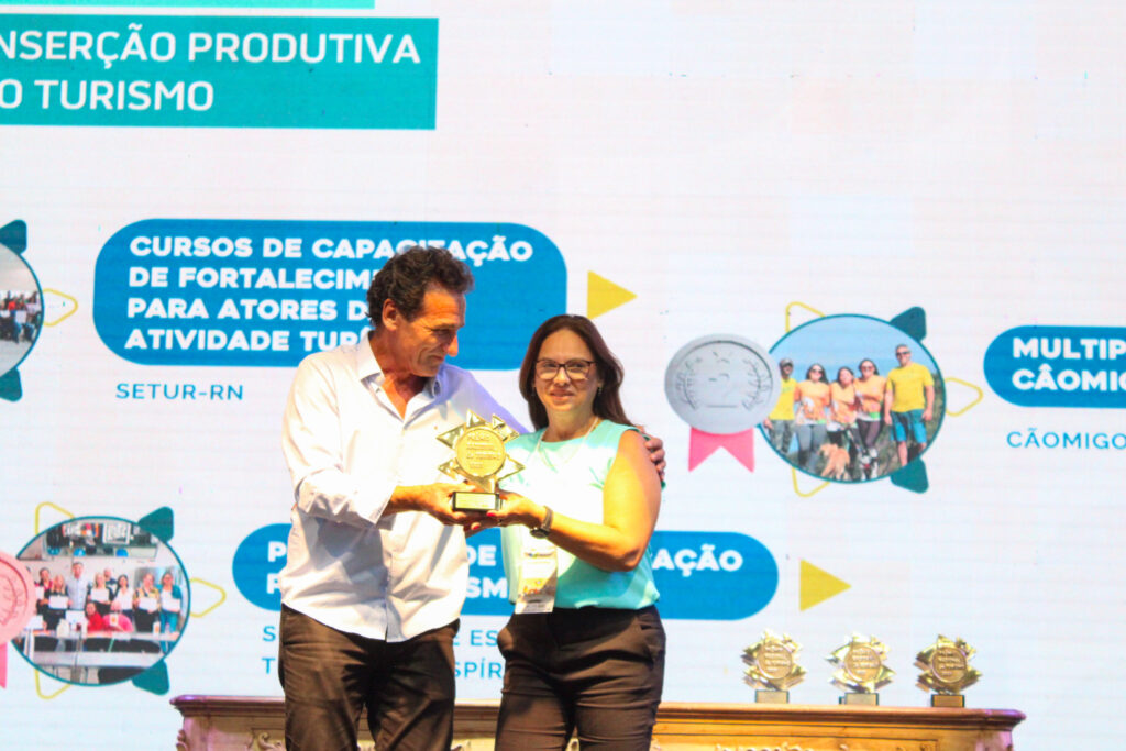 Solange Portela, secretária de Turismo do RN, recebeu o prêmio "Formação e Inserção Produtiva de Pessoas no Turismo: Cursos de Capacitação de Fortalecimento para Atores da Atividade Turística do Rio Grande do Norte"