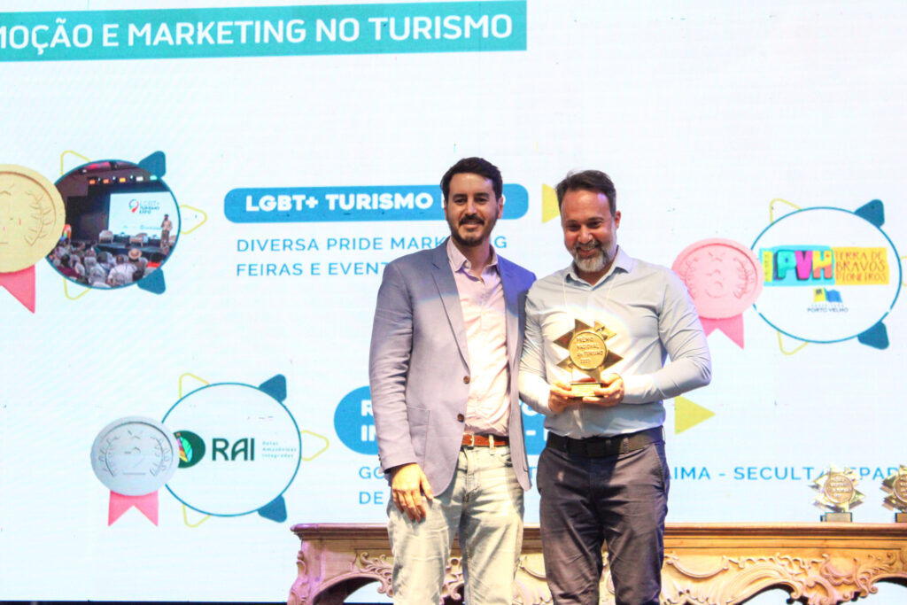 Roberto Gevaerd, da Embratur, entregou o prêmio a Alex Bernardes, do Turismo LGBT Expo+