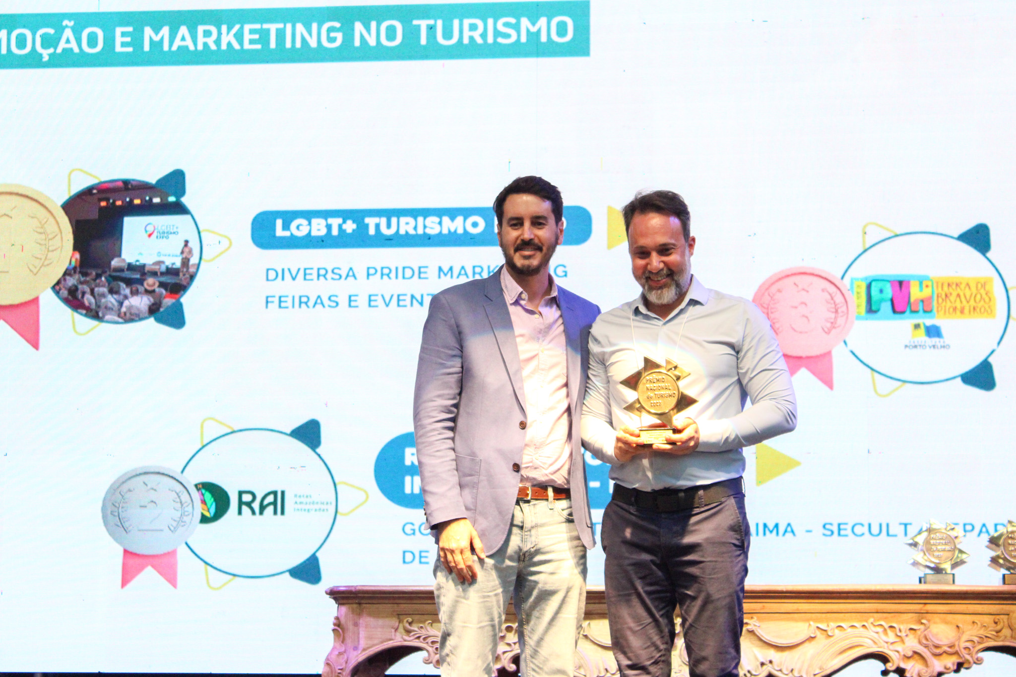 Roberto Gevaerd, da Embratur, entregou o prêmio a Alex Bernardes, do Turismo LGBT Expo+ Roberto Gevaerd, da Embratur, entregou o prêmio a Alex Bernardes, do Turismo LGBT Expo+