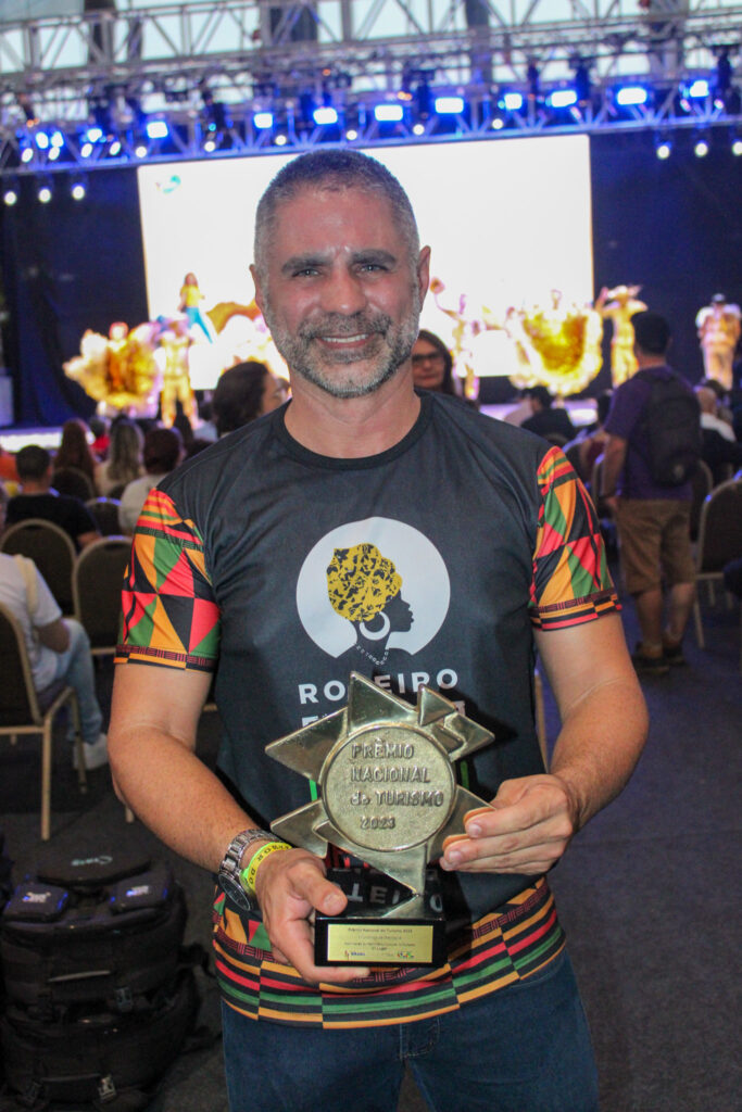 Saulo Santos, secretário de Turismo de São Luís, recebeu o prêmio "Valorização do Patrimônio Cultural no Turismo: Roteiro Quilombo Cultural de São Luís do Maranhão"