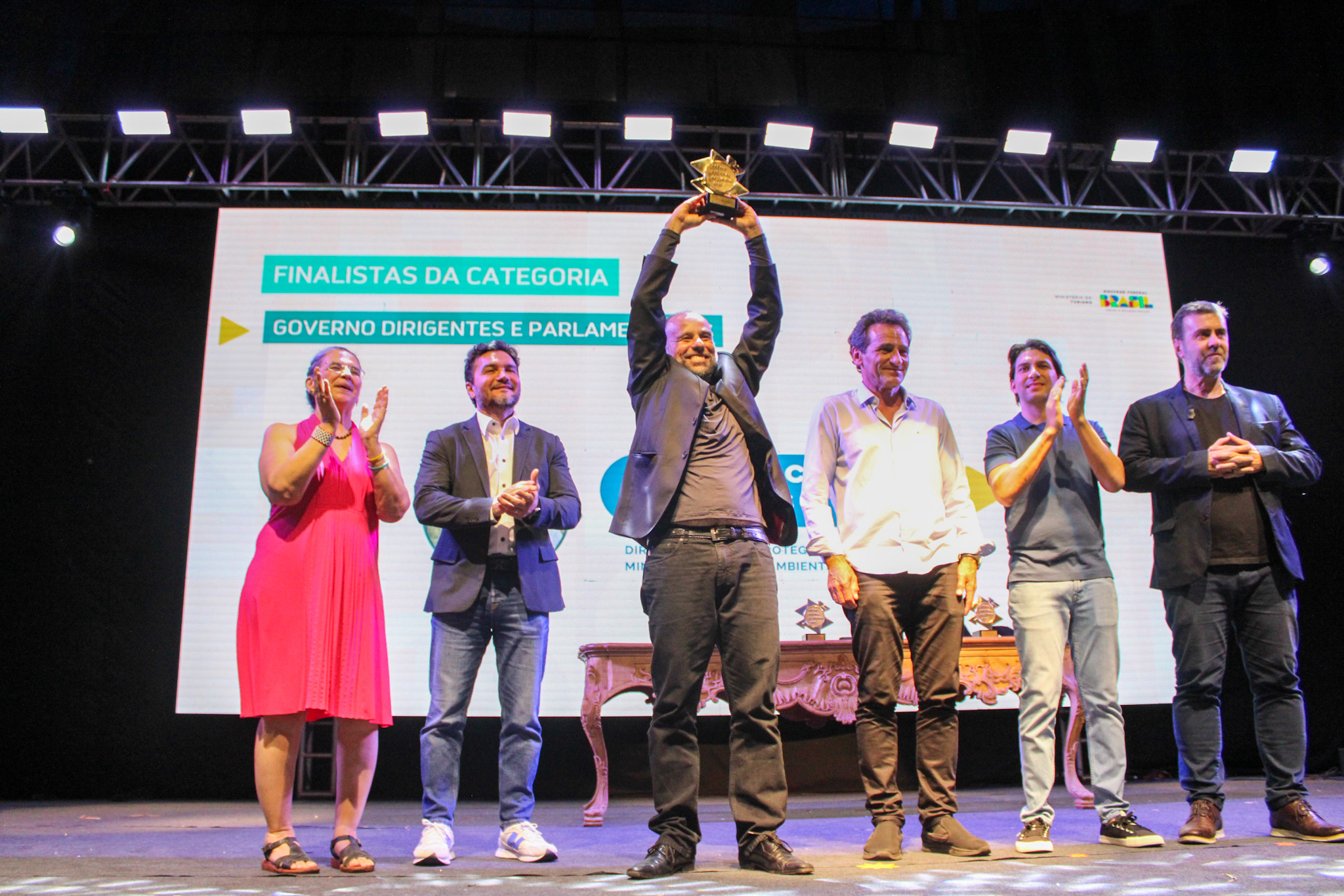 Pedro da Cunha e Menezes, diretor de Áreas Protegidas do Meio Ambiente, recebeu o prêmio "Governo - Dirigentes e Parlamentares" Pedro da Cunha e Menezes, diretor de Áreas Protegidas do Meio Ambiente, recebeu o prêmio "Governo - Dirigentes e Parlamentares"