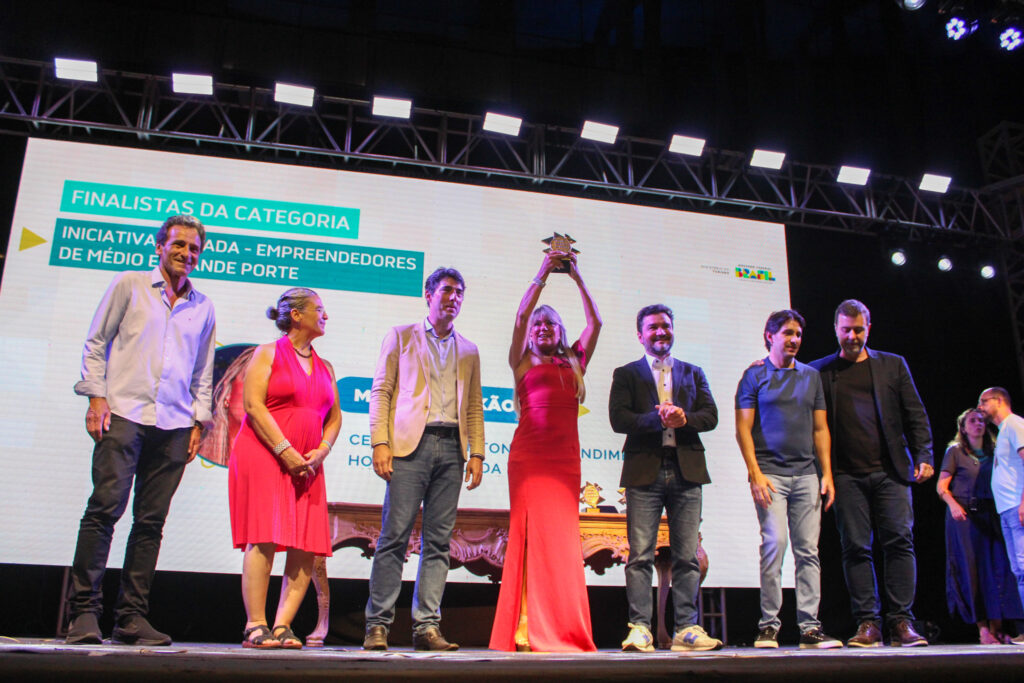 Mônica Paixão, CEO do Le Canton, recebeu o prêmio "Empreendedores de Médio e Grande Porte"