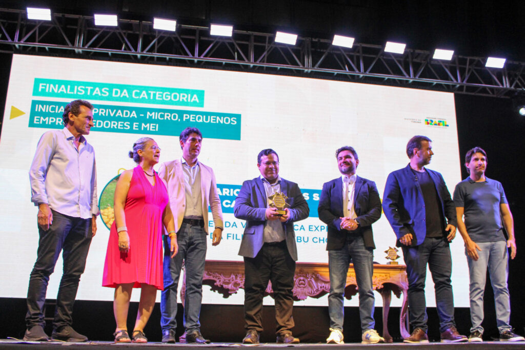 Mário Cesar dos Santos, CEO da Vida Caboca Experiências, recebe o prêmio "Iniciativa Privada - Micro, Pequenos Empreendedores e MEI"