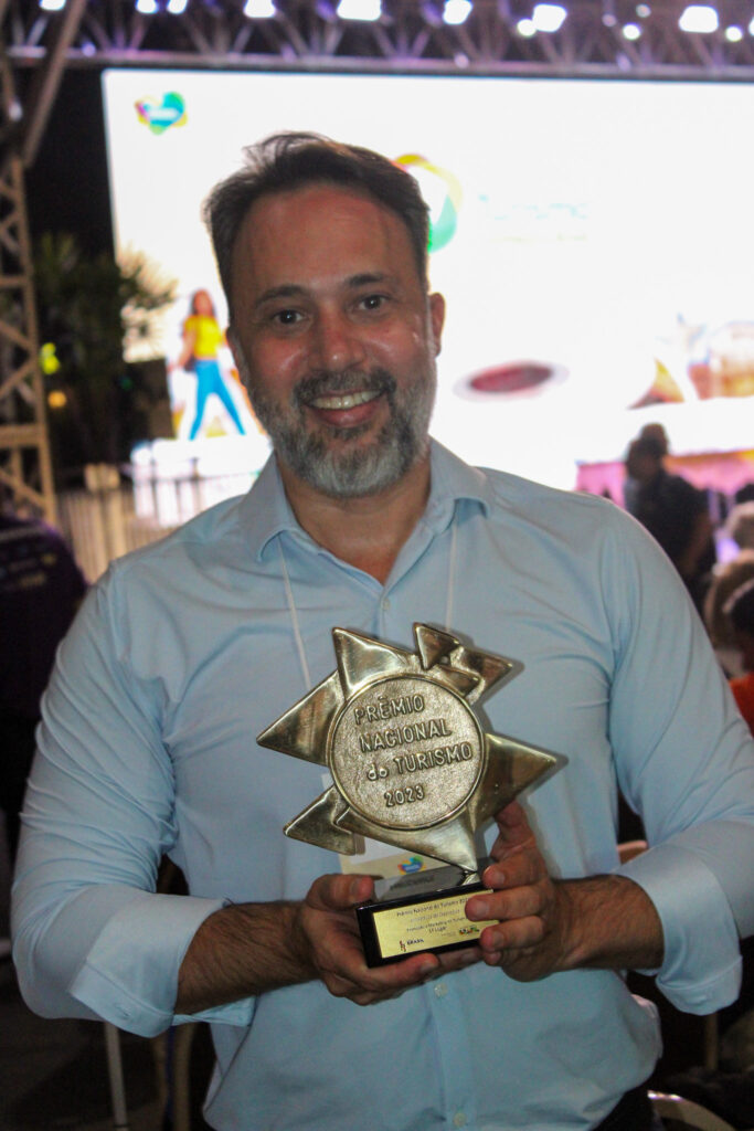 Alex Bernardes recebeu o prêmio "Promoção e Marketing no Turismo: LGBT Turismo Expo+"