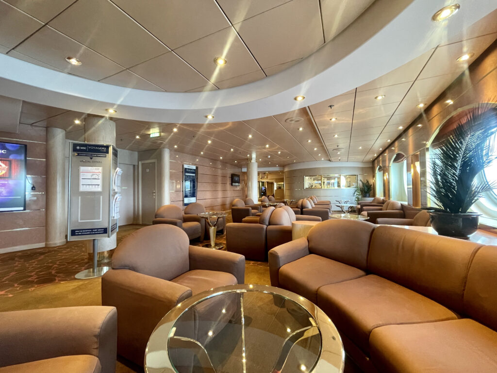 O navio conta com inúmeras opções de bares, lounges e restaurantes