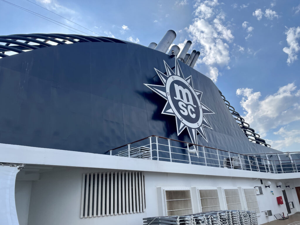 Logo da MSC no topo do navio