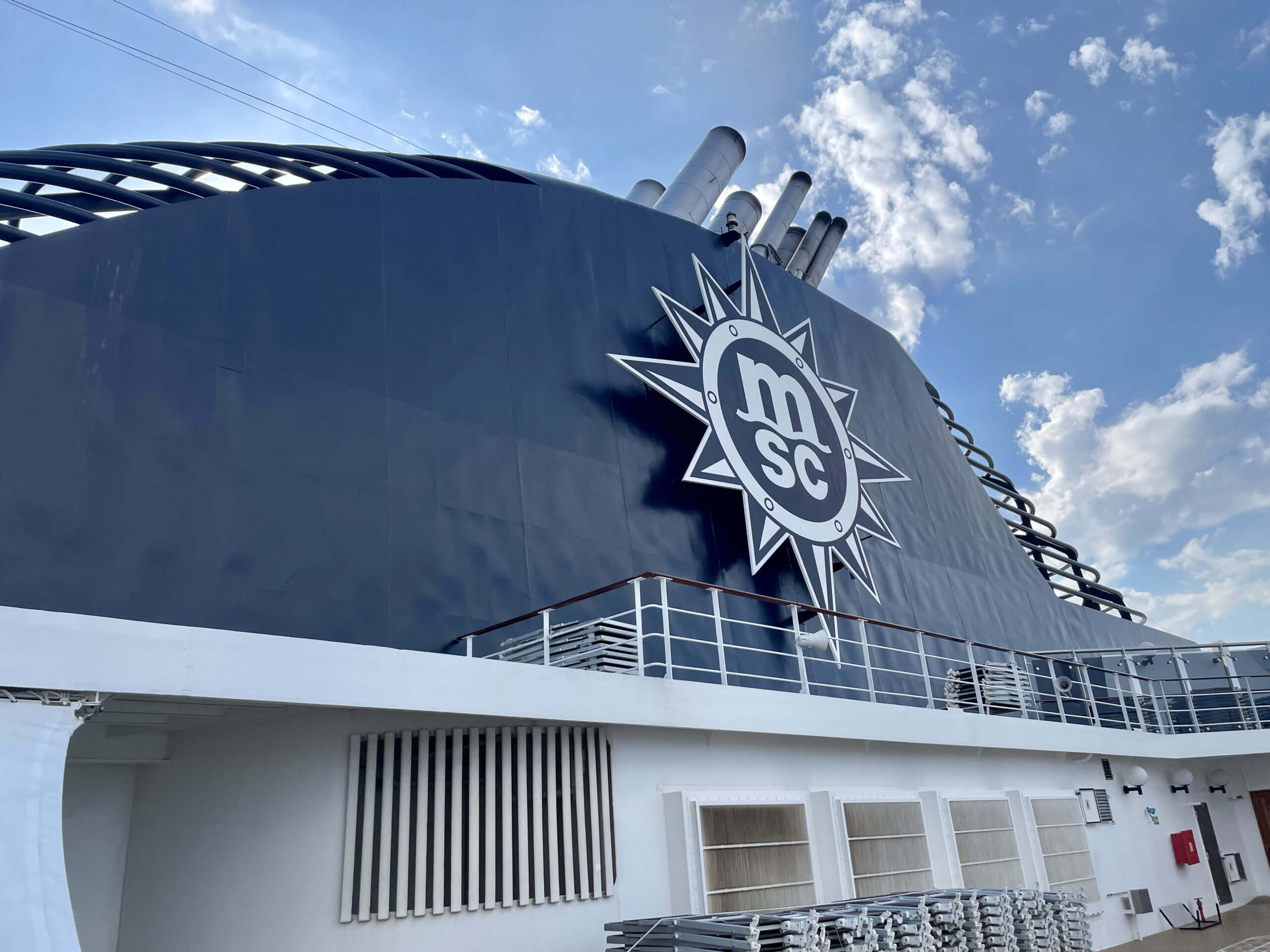 Logo da MSC no topo do navio