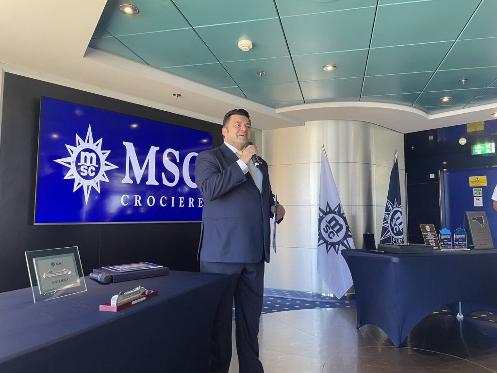 Joelson Rosa, diretor de cruzeiros da MSC entregou as placas