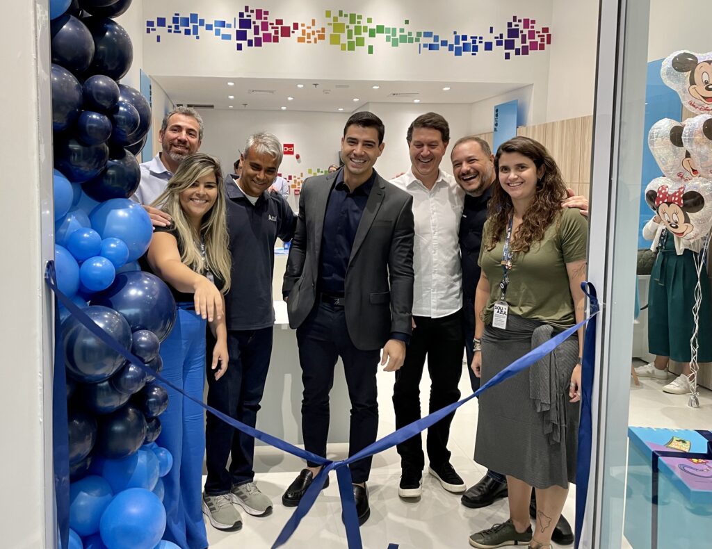 Lideranças da Azul, parceiros da Disney e proprietário da loja celebraram a inauguração