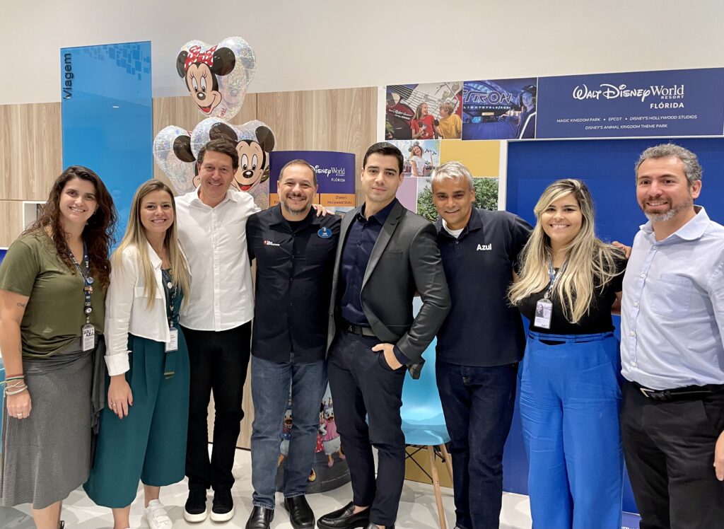 Equipe da Azul junto com o proprietário da loja, Lucas Bittencourt Carvalho e Luiz Araujo, da Disney
