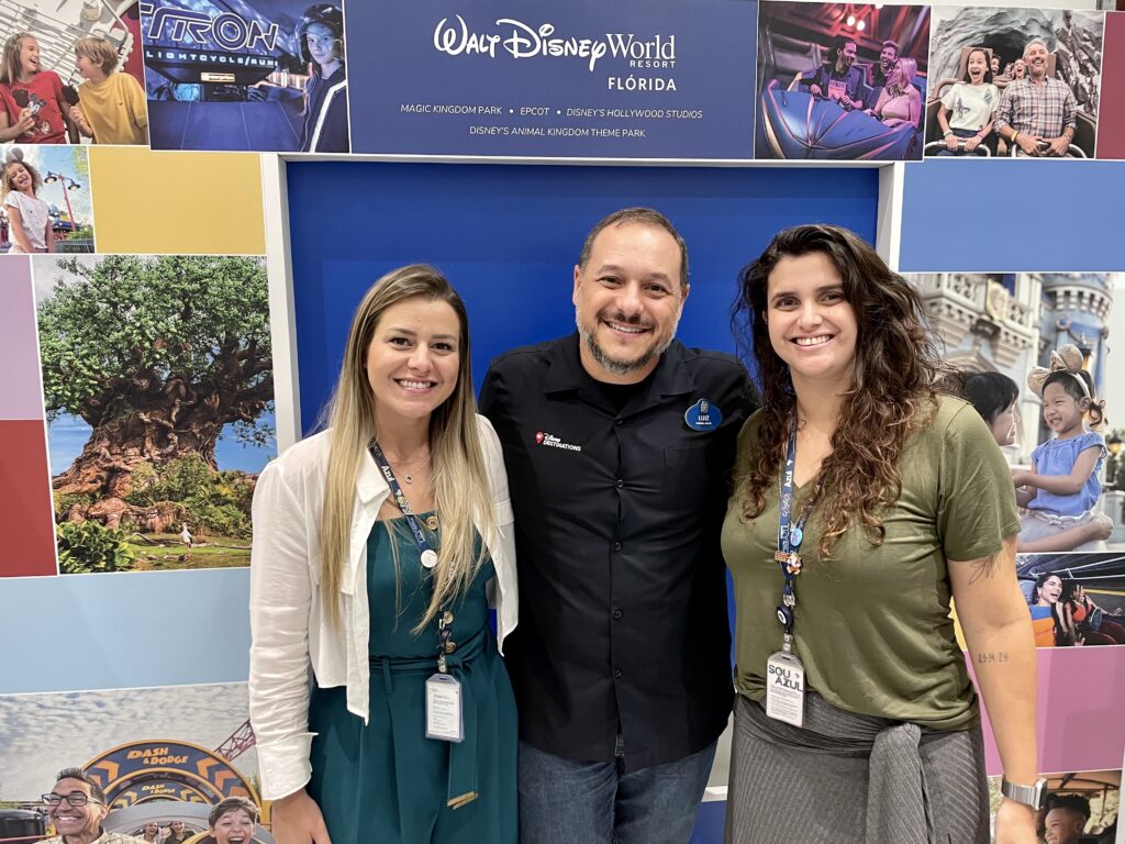 Natalia Saderi, gerente de Contratação de Produtos Nacional e Internacional da Azul Viagens, Luiz Araujo, da Disney Brasil e Giulliana Mesquita, gerente de Produtos da Azul Viagens