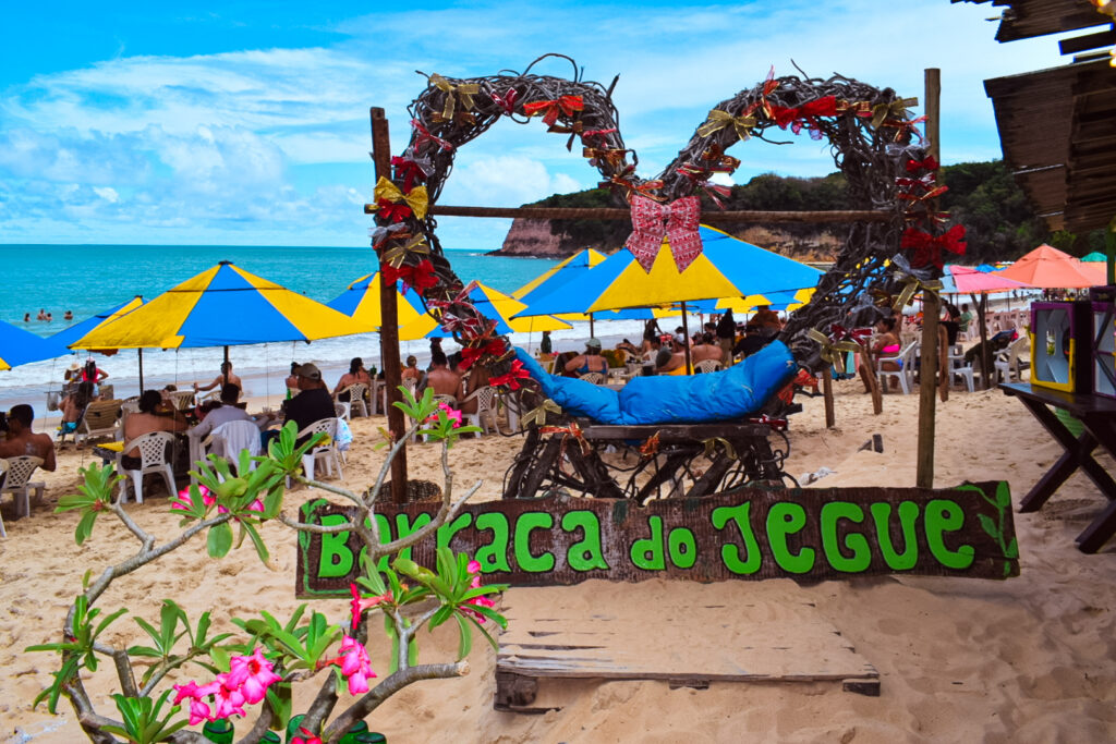 Os agentes passaram o dia no quiosque do Jegue, na Praia do Madeiro Os agentes passaram o dia no quiosque do Jegue, na Praia do Madeiro