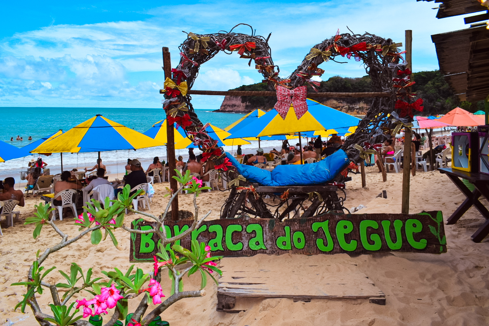 Os agentes passaram o dia no quiosque do Jegue, na Praia do Madeiro Os agentes passaram o dia no quiosque do Jegue, na Praia do Madeiro