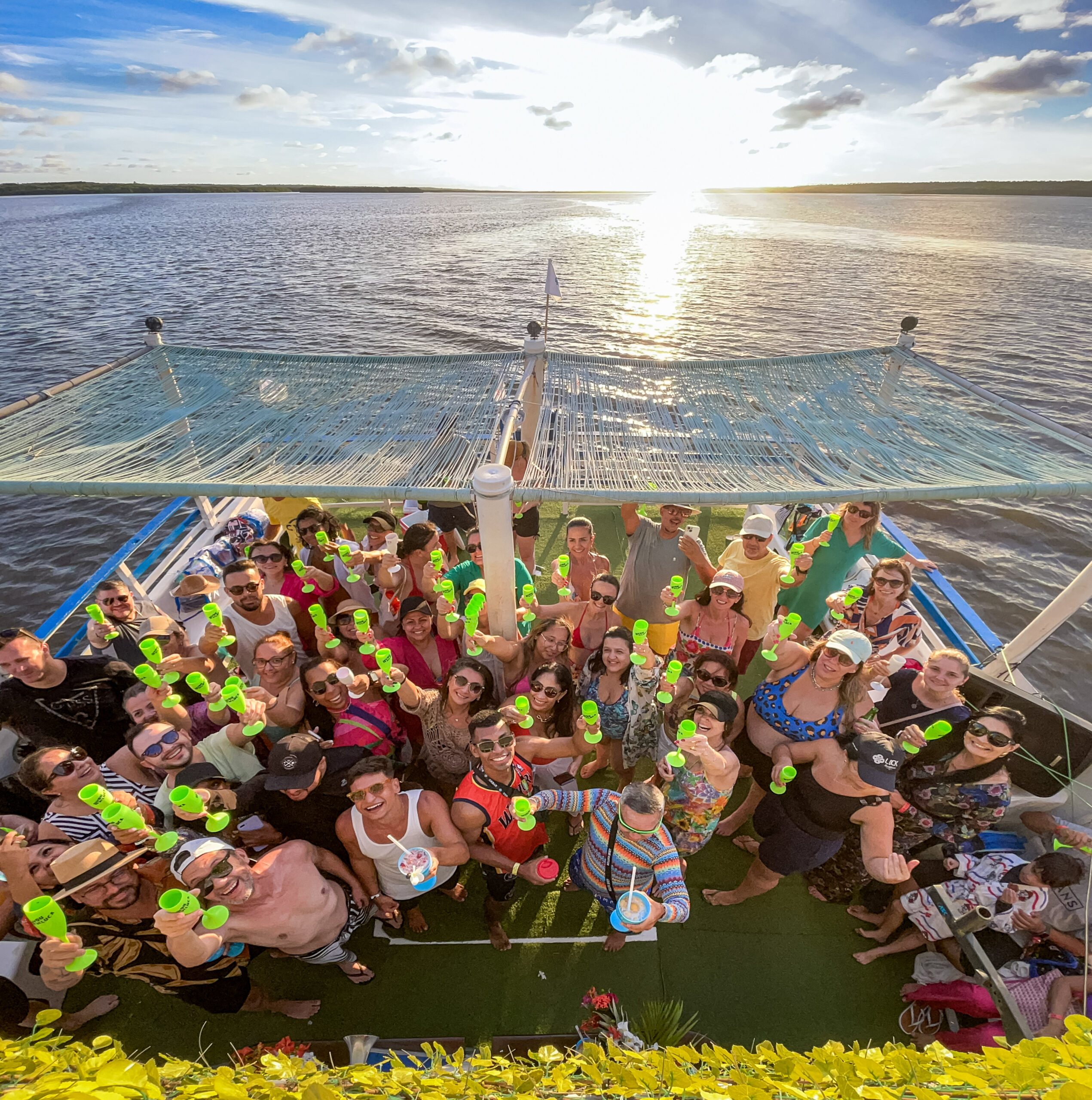 Os agentes de viagens celebraram a realização da famtour ao pôr do sol Os agentes de viagens celebraram a realização da famtour ao pôr do sol
