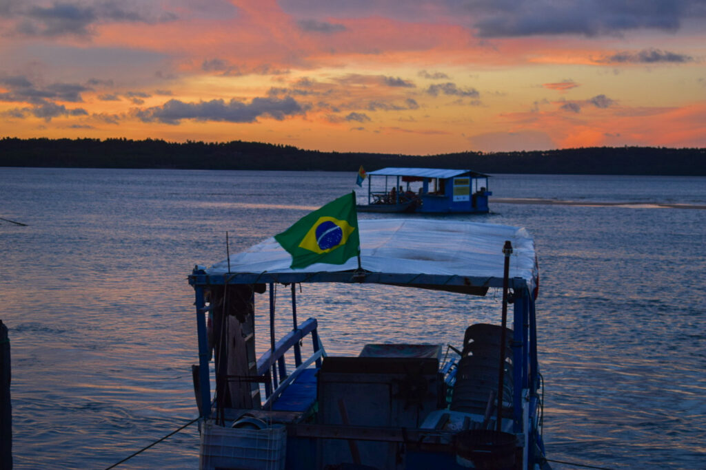 O pôr do sol na Lagoa Guaraíra é um dos mais belos de Pipa