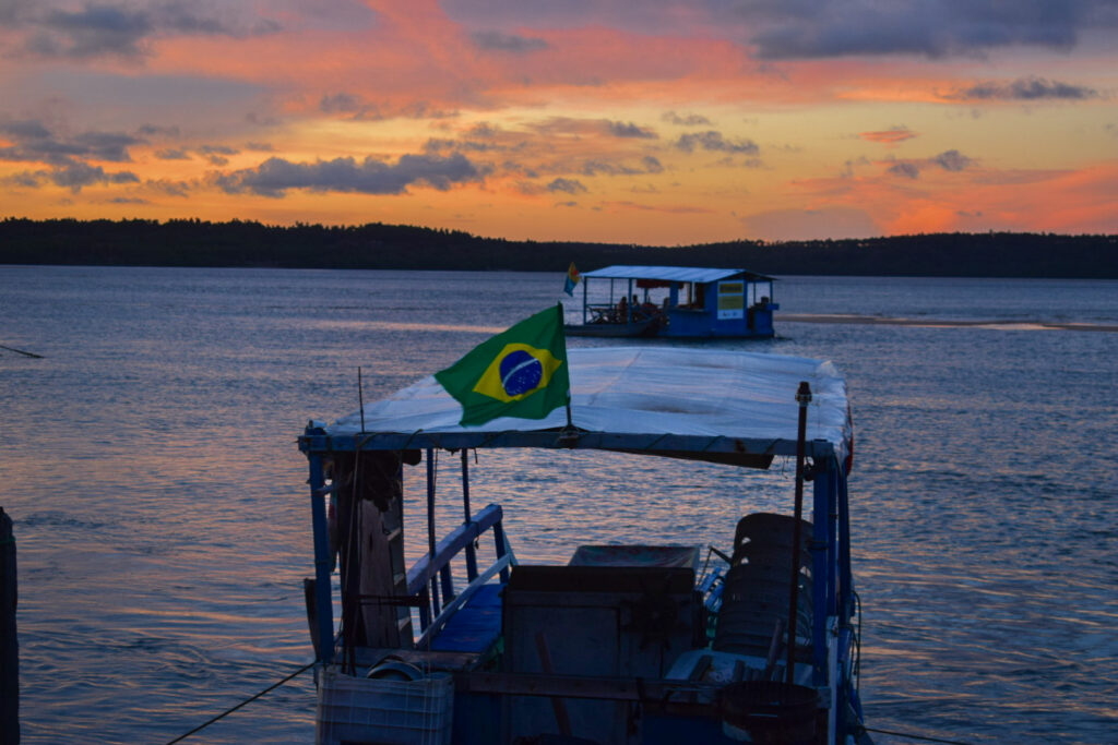 O pôr do sol na Lagoa Guaraíra é um dos mais belos de Pipa O pôr do sol na Lagoa Guaraíra é um dos mais belos de Pipa