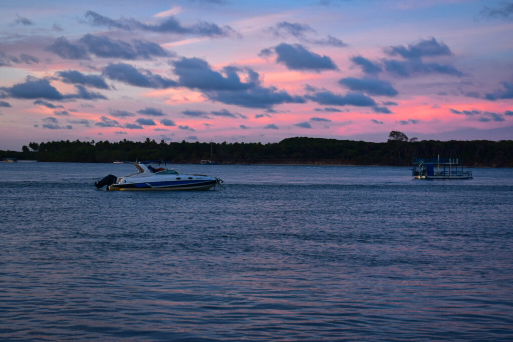 Lanchas, caiaques, jetski e pequenos barcos oferecem a oportunidade de passeio na lagoa
