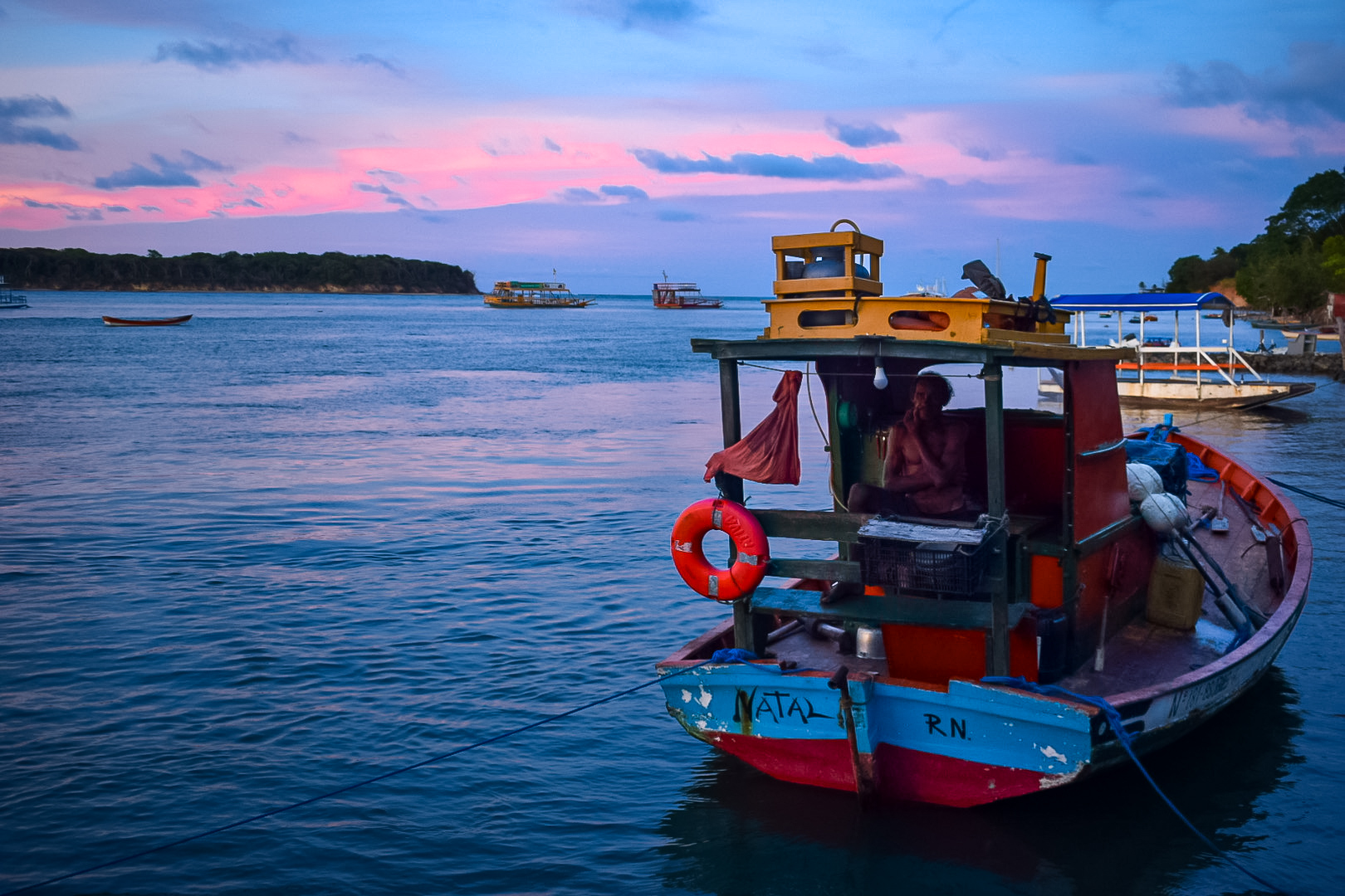 Os barqueiros são moradores do destino, que conhecem os melhores pontos para banho na lagoa Os barqueiros são moradores do destino, que conhecem os melhores pontos para banho na lagoa
