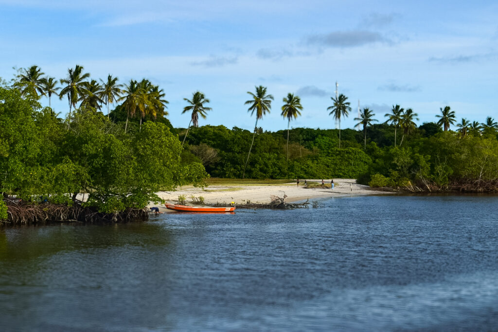 A movimentação da maré faz aparecer pequenas praias A movimentação da maré faz aparecer pequenas praias