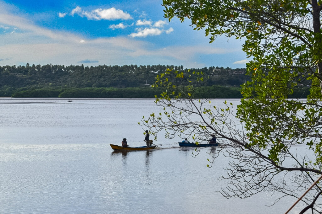 Na Lagoa Guaraíra é possível fazer passeio em vários veículos marítimos