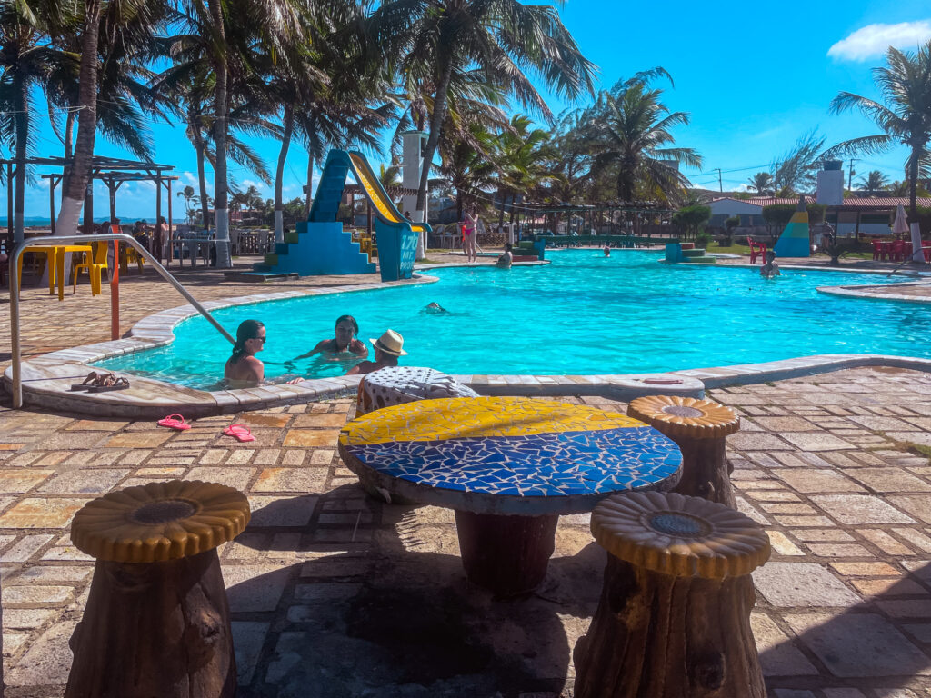 Na área da piscina adulta no Parque Camurupim há escorregador e plataforma de salto
