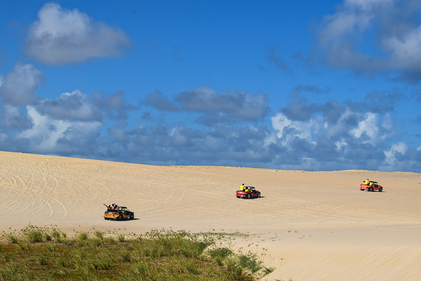 Passagem do buggy pelas dunas douradas Passagem do buggy pelas dunas douradas