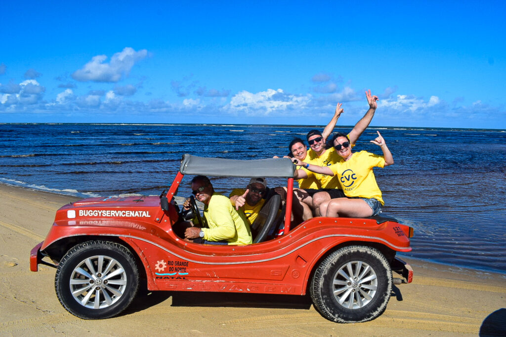 O passeio de buggy contemplou diferentes cenários, como praias, dunas e lagoas O passeio de buggy contemplou diferentes cenários, como praias, dunas e lagoas