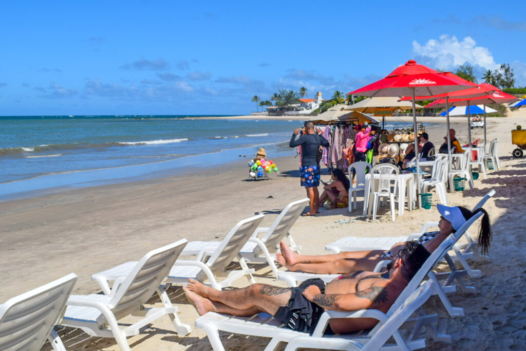 O Miramar disponibiliza guarda-sóis e cadeiras de praia para os usuários O Miramar disponibiliza guarda-sóis e cadeiras de praia para os usuários