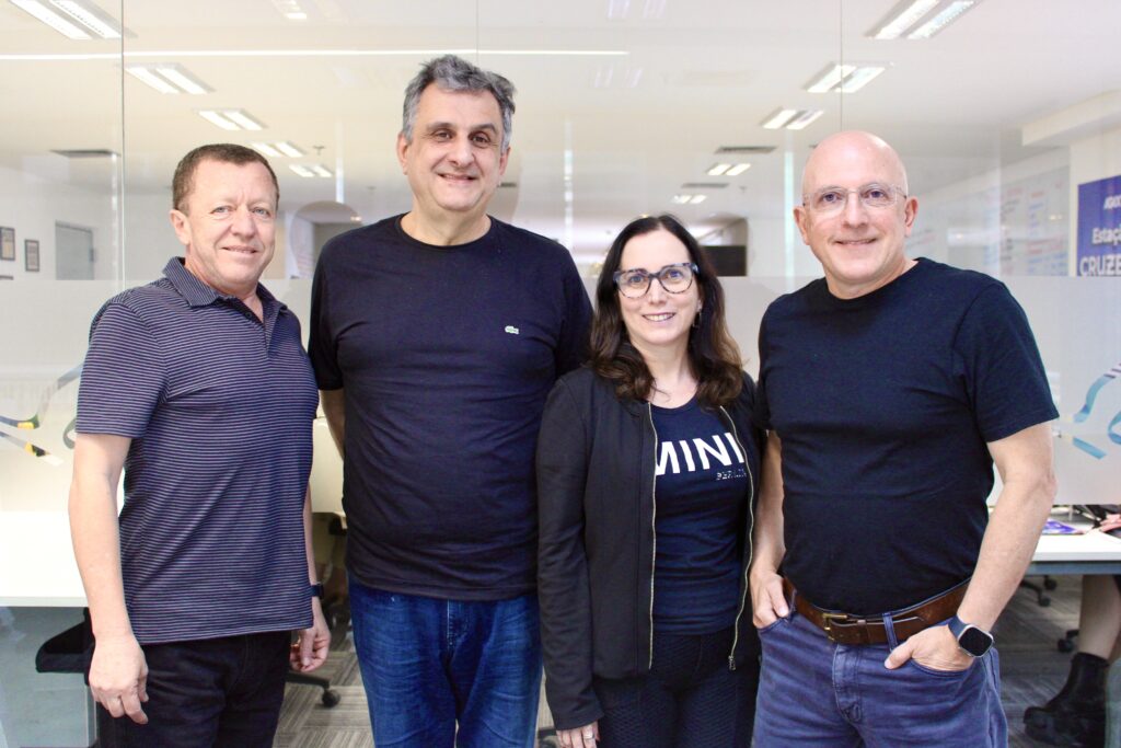 Agaxtur tem a melhor nota entre as maiores operadoras do Brasil no ReclameAqui 1 Jarbas Junior Claiton Armelin Andrea e Aldo Leone da Agaxtur Agaxtur tem a melhor nota entre as maiores operadoras do Brasil no ReclameAqui
