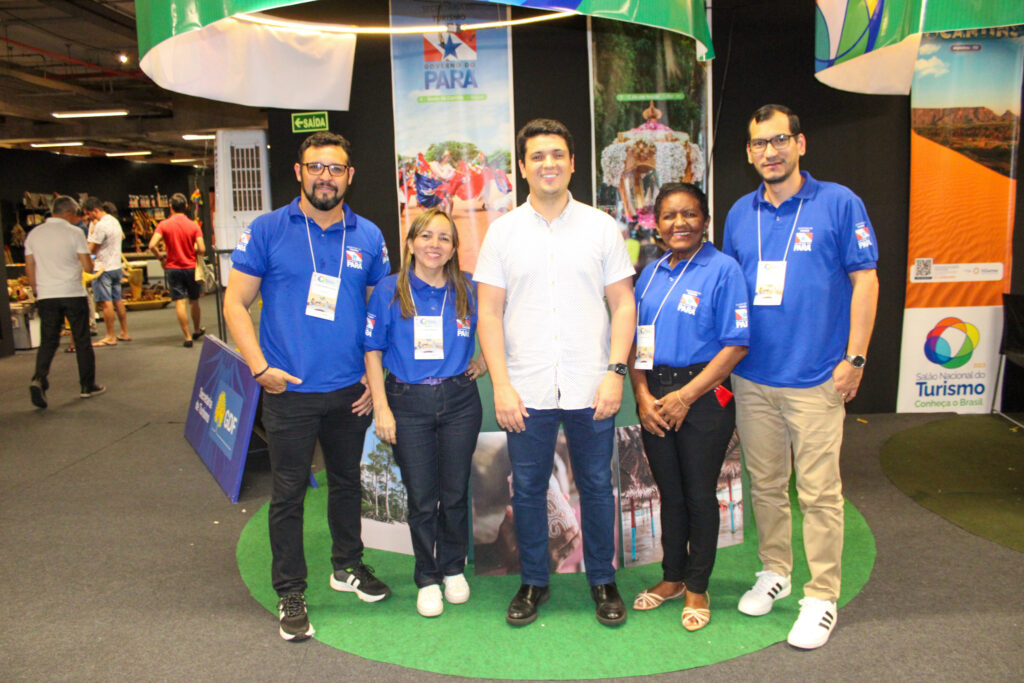 Lucas Vieira, secretário adjunto de Turismo do Estado do Pará, com equipe
