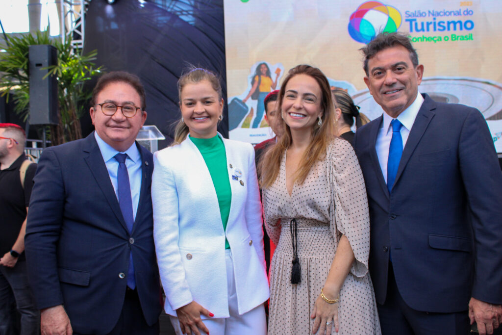 Manoel Linhares, presidente da ABIH Nacional, Yrwana Albuquerque Guerra, secretária de Turismo do Ceará, e Leiliane Vasconcellos e Alexandre Pereira, Anseditur