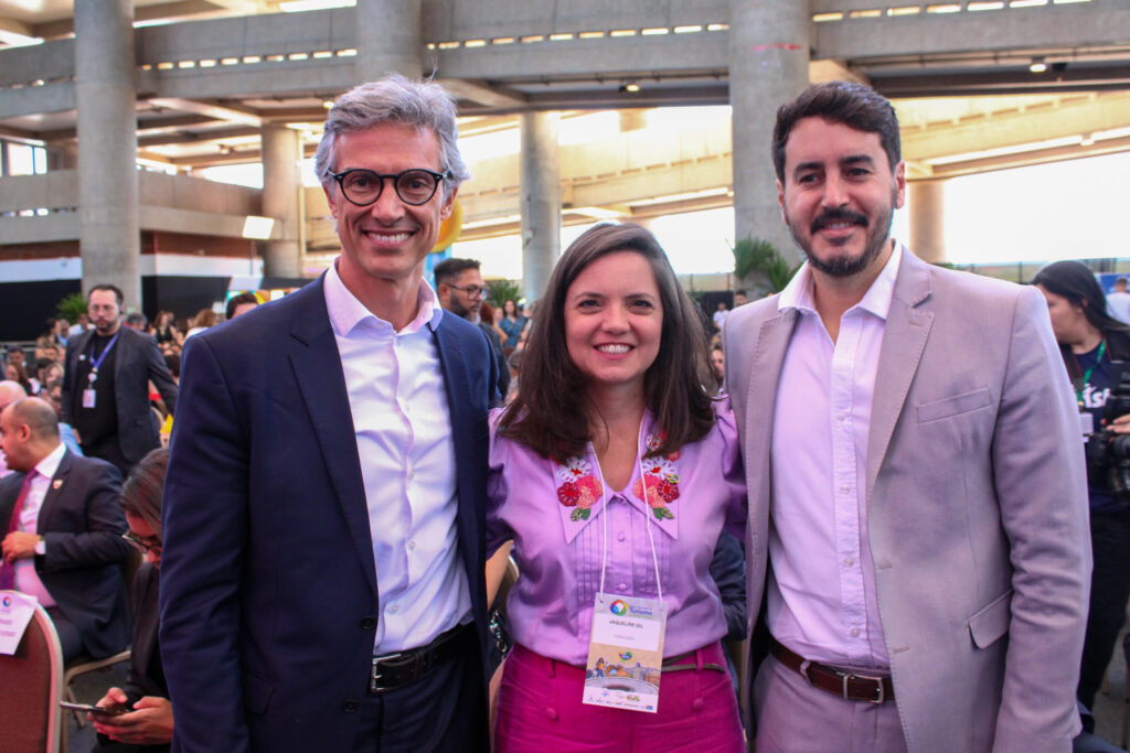 Marco Ferraz, da Clia Brasil, e Jaqueline Gil e Roberto Gevaerd, da Embratur