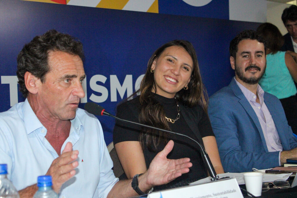 Milton Zuanazzi e Ana Carla Lopes, do MTur, com Roberto Gevaerd, da Embratur