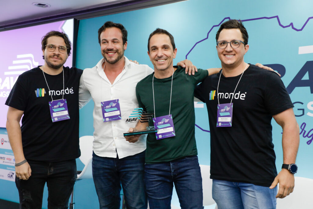 Representantes do Turismo da Mondiale recebendo o prêmio de "Sistema de gestão de backoffice" Representantes do Turismo da Mondiale recebendo o prêmio de "Sistema de gestão de backoffice"
