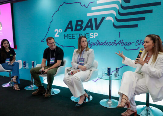 M&E medeia painel na Abav MeetingSP sobre influência e conteúdo com propósito para viagens