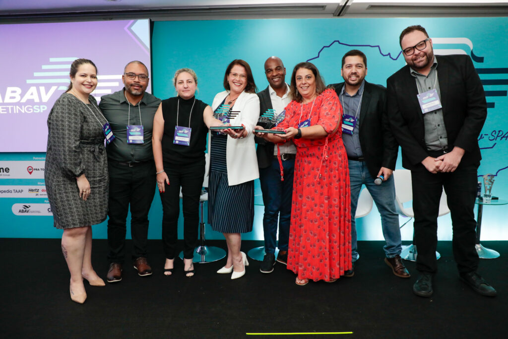 Representantes do Turismo da Orinter recebendo o prêmio de "Operadora de destinos internacionais e nacionais" Representantes do Turismo da Orinter recebendo o prêmio de "Operadora de destinos internacionais e nacionais"