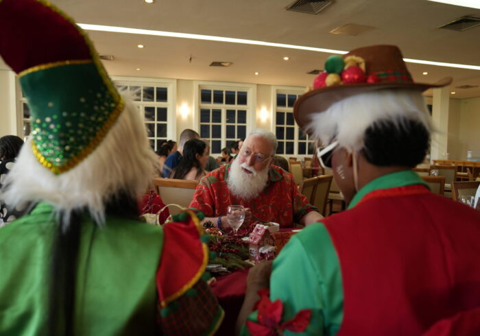 Papai Noel chega à Costa do Sauípe para aproveitar suas férias secretas (Divulgação/Aviva)